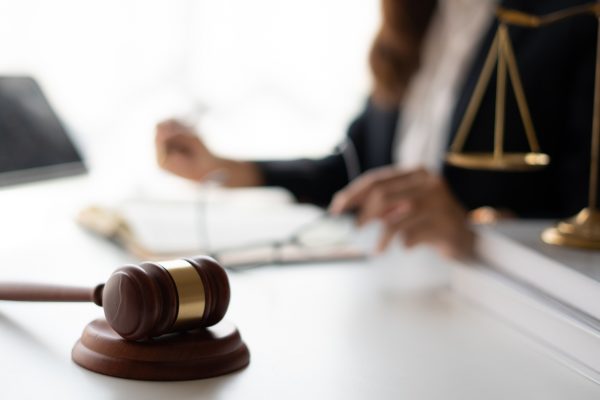 Abogada trabajando en su despecho Abogada en su despacho haciendo trámites extrajudiciales