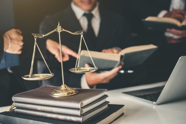 Abogado brindando asistencia jurídica personalizada en León
